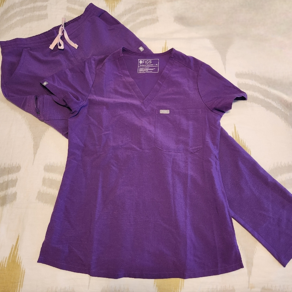 Women's Figs Ultra Violet XS scrub set